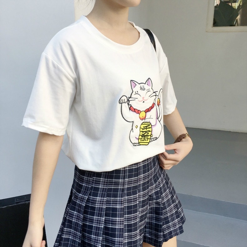 2018 Summer Women Short Sleeve T-shirt Kawaii Lucky Cat Embroidery Student T-shirt Plus Size M-2XL Loose Female T-shirt